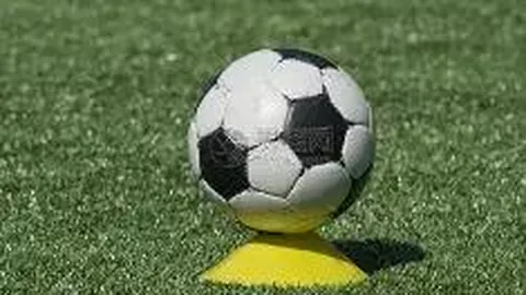 “CBA季后赛首轮抽签结果：前四名直接晋级，新疆对阵同曦、广东对决上海！”