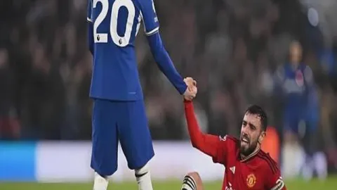 霍洛威田径赛场成就三连冠，谱写辉煌新篇章。